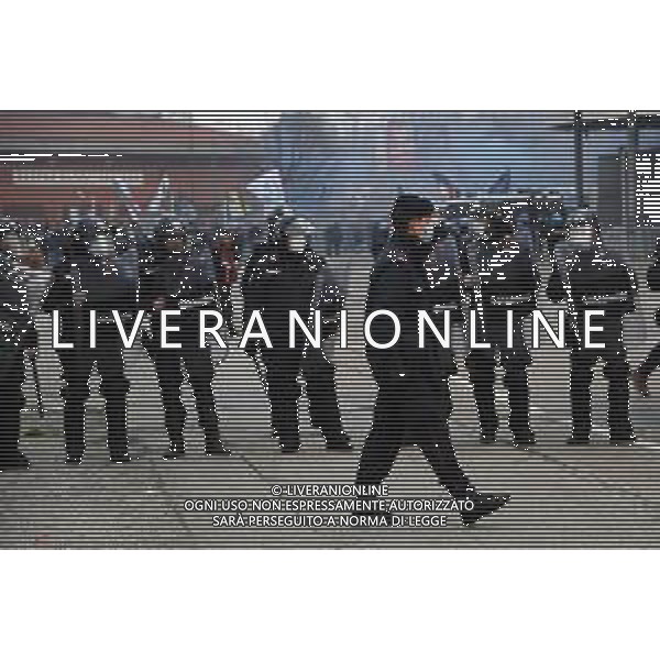 il cordone delle forze dell’ordine per evitare il contatto tra le due tifoserie all’arrivo dei pullman delle squadre Milan vs Inter Campionato Serie A TIM - 23a giornata Milano 21-02-2021 Stadio Giuseppe Meazza - San Siro foto Roberto Garavaglia/ag. Aldo Liverani sas