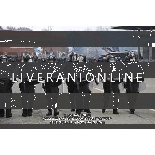 il cordone delle forze dell’ordine per evitare il contatto tra le due tifoserie all’arrivo dei pullman delle squadre Milan vs Inter Campionato Serie A TIM - 23a giornata Milano 21-02-2021 Stadio Giuseppe Meazza - San Siro foto Roberto Garavaglia/ag. Aldo Liverani sas
