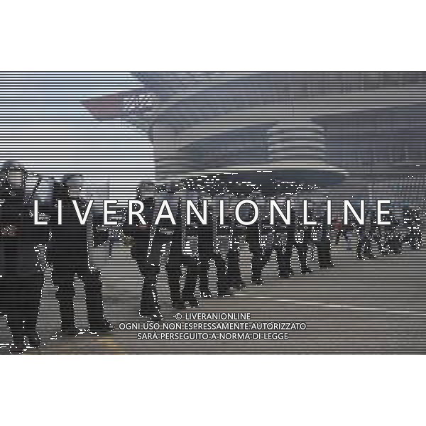 il cordone delle forze dell’ordine per evitare il contatto tra le due tifoserie all’arrivo dei pullman delle squadre Milan vs Inter Campionato Serie A TIM - 23a giornata Milano 21-02-2021 Stadio Giuseppe Meazza - San Siro foto Roberto Garavaglia/ag. Aldo Liverani sas