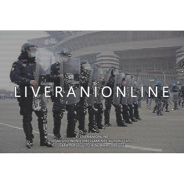 il cordone delle forze dell’ordine per evitare il contatto tra le due tifoserie all’arrivo dei pullman delle squadre Milan vs Inter Campionato Serie A TIM - 23a giornata Milano 21-02-2021 Stadio Giuseppe Meazza - San Siro foto Roberto Garavaglia/ag. Aldo Liverani sas