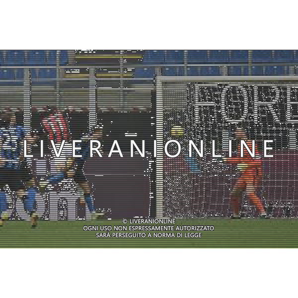 Samir Handanovic (Inter) para la conclusione ravvicinata di Zaltan Ibrahimovic (Milan) a inizio secondo tempo Milan vs Inter Campionato Serie A TIM - 23a giornata Milano 21-02-2021 Stadio Giuseppe Meazza - San Siro foto Roberto Garavaglia/ag. Aldo Liverani sas /AGENZIA ALDO LIVERANI SAS
