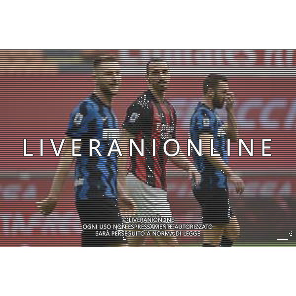 Zlatan Ibrahimovic (Milan) tra Milan Skriniar (Inter) SX e Stefan de Vrij (Inter) DX Milan vs Inter Campionato Serie A TIM - 23a giornata Milano 21-02-2021 Stadio Giuseppe Meazza - San Siro foto Roberto Garavaglia/ag. Aldo Liverani sas
