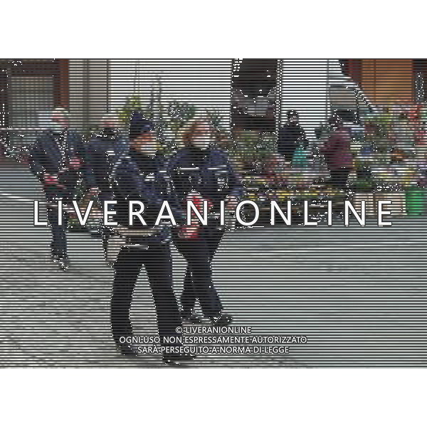 IMOLA 23 02 2021 MERCATI AMBULANTI E AGROALIMENTARE: LE NUOVE MISURE E DISPOSIZIONI PER SVOLGERLI IN SICUREZZA NELLA FOTO POLIZIA MUNICIPALE TRANSENNA IL MERCATO DEGLI AMBULANTI ©SANNA/AGENZIA ALDO LIVERANI SAS