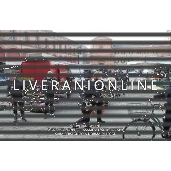 IMOLA 23 02 2021 MERCATI AMBULANTI E AGROALIMENTARE: LE NUOVE MISURE E DISPOSIZIONI PER SVOLGERLI IN SICUREZZA NELLA FOTO POLIZIA MUNICIPALE TRANSENNA IL MERCATO DEGLI AMBULANTI ©SANNA/AGENZIA ALDO LIVERANI SAS