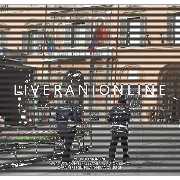 IMOLA 23 02 2021 MERCATI AMBULANTI E AGROALIMENTARE: LE NUOVE MISURE E DISPOSIZIONI PER SVOLGERLI IN SICUREZZA NELLA FOTO POLIZIA MUNICIPALE TRANSENNA IL MERCATO DEGLI AMBULANTI ©SANNA/AGENZIA ALDO LIVERANI SAS