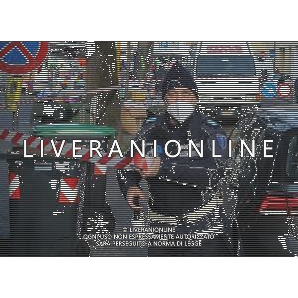 IMOLA 23 02 2021 MERCATI AMBULANTI E AGROALIMENTARE: LE NUOVE MISURE E DISPOSIZIONI PER SVOLGERLI IN SICUREZZA NELLA FOTO POLIZIA MUNICIPALE TRANSENNA IL MERCATO DEGLI AMBULANTI ©SANNA/AGENZIA ALDO LIVERANI SAS