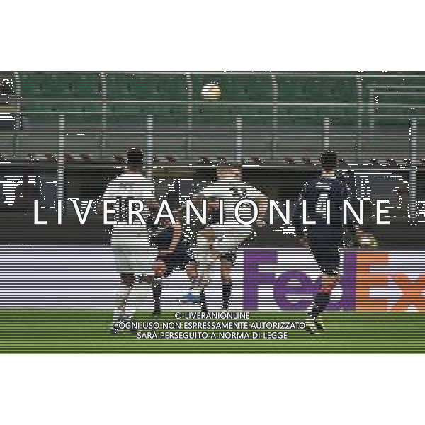 il tiro di Rade Krunic (Milan) intercettato con il braccio che ha generato il fallo del calcio di rigore Milan vs Stella Rossa UEFA Europa League sedicesimi di finale - gara di ritorno Milano 25-02-2021 Stadio Giuseppe Meazza - San Siro foto Roberto Garavaglia/ag.Aldo Liverani sas /AGENZIA ALDO LIVERANI SAS