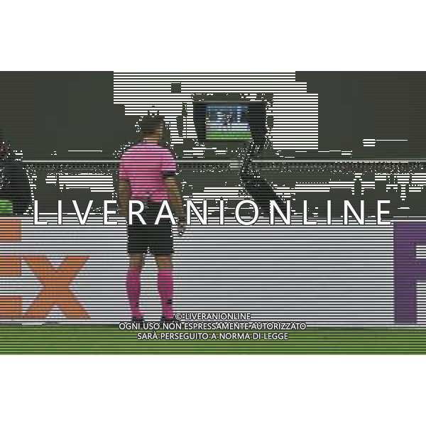 l\'arbitro Gil Manzano dopo un consulto con il VAR assegna il rigore Milan vs Stella Rossa UEFA Europa League sedicesimi di finale - gara di ritorno Milano 25-02-2021 Stadio Giuseppe Meazza - San Siro foto Roberto Garavaglia/ag.Aldo Liverani sas /AGENZIA ALDO LIVERANI SAS