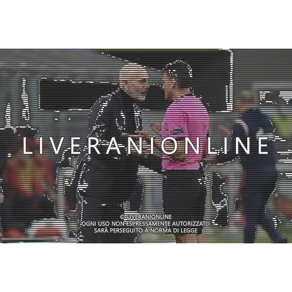 Stefano Pioli allenatore Milan e l\'arbitro Gil Manzano Milan vs Stella Rossa UEFA Europa League sedicesimi di finale - gara di ritorno Milano 25-02-2021 Stadio Giuseppe Meazza - San Siro foto Roberto Garavaglia/ag.Aldo Liverani sas /AGENZIA ALDO LIVERANI SAS
