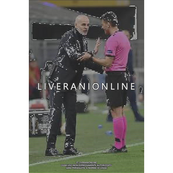 Stefano Pioli allenatore Milan SX e l’arbitro Jesus Gil Manzano (SPA) DX Milan vs Stella Rossa UEFA Europa League sedicesimi di finale - gara di ritorno Milano 25-02-2021 Stadio Giuseppe Meazza - San Siro foto Roberto Garavaglia/ag.Aldo Liverani sas