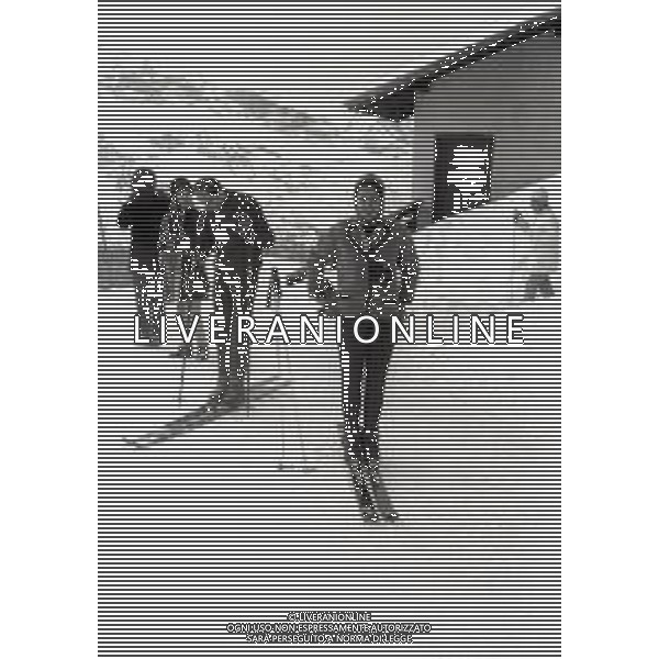 RETROSPETTIVA IRA VON FURSTENBERG ATTRICE NELLA FOTO IRA VON FURSTENBERG A CORTINA D\'AMPEZZO CON MARIO BERTOCCHI IL GIORNO 05-01-1964 AG ALDO LIVERANI SAS 