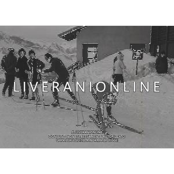 RETROSPETTIVA IRA VON FURSTENBERG ATTRICE NELLA FOTO IRA VON FURSTENBERG A CORTINA D\'AMPEZZO CON MARIO BERTOCCHI IL GIORNO 05-01-1964 AG ALDO LIVERANI SAS 