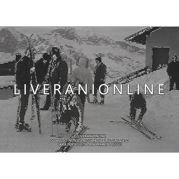 RETROSPETTIVA IRA VON FURSTENBERG ATTRICE NELLA FOTO IRA VON FURSTENBERG A CORTINA D\'AMPEZZO CON MARIO BERTOCCHI IL GIORNO 05-01-1964 AG ALDO LIVERANI SAS 