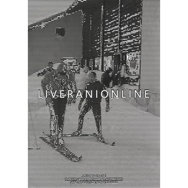 RETROSPETTIVA IRA VON FURSTENBERG ATTRICE NELLA FOTO IRA VON FURSTENBERG A CORTINA D\'AMPEZZO CON MARIO BERTOCCHI IL GIORNO 05-01-1964 AG ALDO LIVERANI SAS 