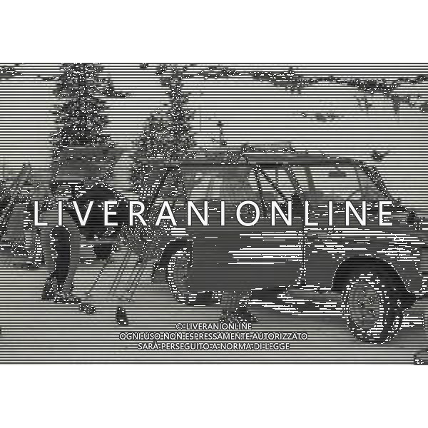 RETROSPETTIVA IRA VON FURSTENBERG ATTRICE NELLA FOTO IRA VON FURSTENBERG CON IL FIGLIO A CORTINA D\'AMPEZZO NELL\'ANNO 1972 AG ALDO LIVERANI SAS