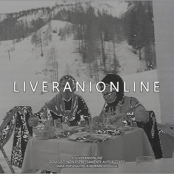 RETROSPETTIVA IRA VON FURSTENBERG ATTRICE NELLA FOTO IRA VON FURSTENBERG CON FRANCOIS D\'AULON A CORTINA D\'AMPEZZO IL GIORNO 25-12-1965 AG ALDO LIVERANI SAS 