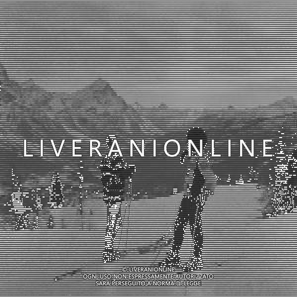 RETROSPETTIVA IRA VON FURSTENBERG ATTRICE NELLA FOTO IRA VON FURSTENBERG CON FRANCOIS D\'AULON A CORTINA D\'AMPEZZO IL GIORNO 25-12-1965 AG ALDO LIVERANI SAS 