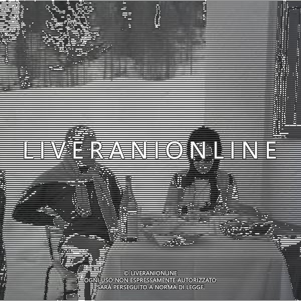 RETROSPETTIVA IRA VON FURSTENBERG ATTRICE NELLA FOTO IRA VON FURSTENBERG CON FRANCOIS D\'AULON A CORTINA D\'AMPEZZO IL GIORNO 25-12-1965 AG ALDO LIVERANI SAS 