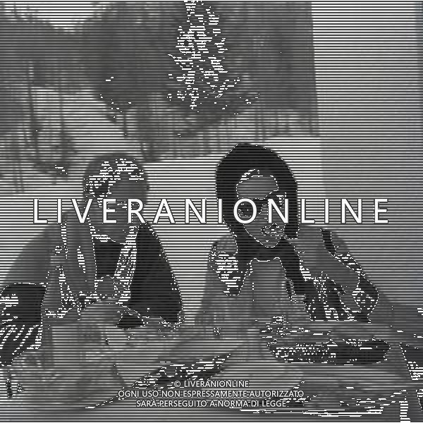 RETROSPETTIVA IRA VON FURSTENBERG ATTRICE NELLA FOTO IRA VON FURSTENBERG CON FRANCOIS D\'AULON A CORTINA D\'AMPEZZO IL GIORNO 25-12-1965 AG ALDO LIVERANI SAS 