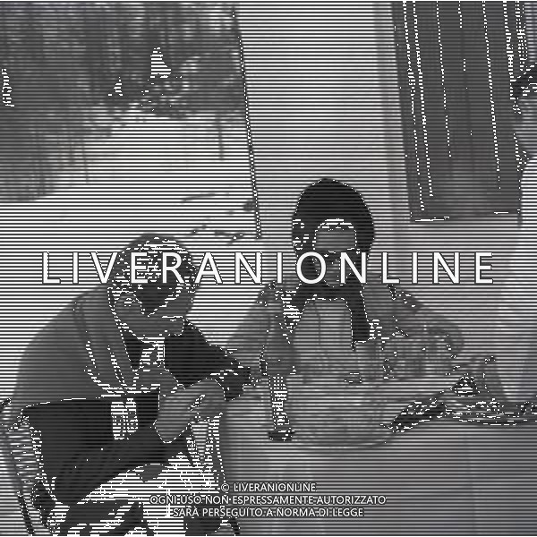 RETROSPETTIVA IRA VON FURSTENBERG ATTRICE NELLA FOTO IRA VON FURSTENBERG CON FRANCOIS D\'AULON A CORTINA D\'AMPEZZO IL GIORNO 25-12-1965 AG ALDO LIVERANI SAS 
