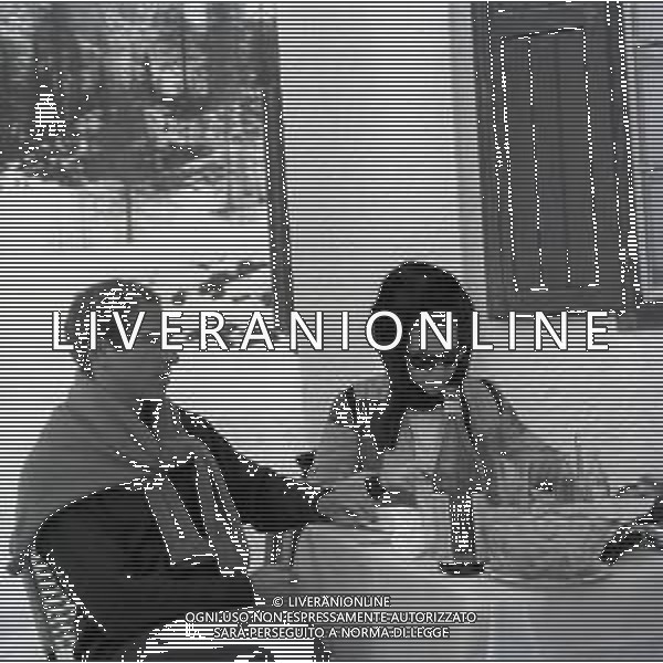 RETROSPETTIVA IRA VON FURSTENBERG ATTRICE NELLA FOTO IRA VON FURSTENBERG CON FRANCOIS D\'AULON A CORTINA D\'AMPEZZO IL GIORNO 25-12-1965 AG ALDO LIVERANI SAS 