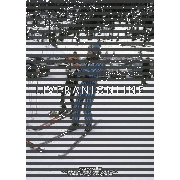 RETROSPETTIVA IRA VON FURSTENBERG ATTRICE NELLA FOTO IRA VON FURSTENBERG CON IL FIGLIO A CORTINA D\'AMPEZZO NELL\'ANNO 1972 AG ALDO LIVERANI SAS 
