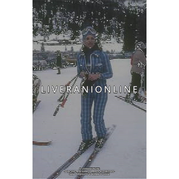 RETROSPETTIVA IRA VON FURSTENBERG ATTRICE NELLA FOTO IRA VON FURSTENBERG CON IL FIGLIO A CORTINA D\'AMPEZZO NELL\'ANNO 1972 AG ALDO LIVERANI SAS 