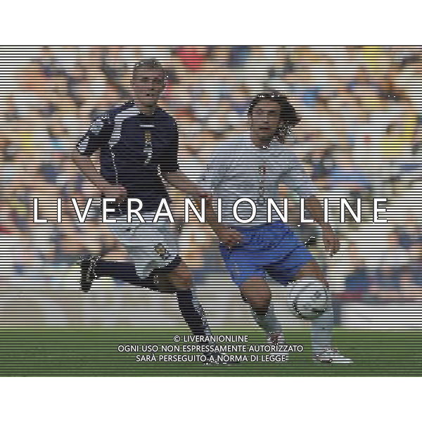 Glasgow 3 settembre 2005 Scozia - Italia qualificazioni mondiali Germania 2006 nella foto:pirlo e fletcher foto Luzzani / Ag. Aldo Liverani