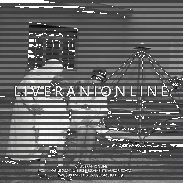 RETROSPETTIVA BEATRICE MARIA DI SAVOIA PRINCIPESSA  NELLA FOTO BEATRICE MARIA DI SAVOIA A CANELLI IN VISITA A UN ASILO INFANTILE NELL\'ANNO 1963 AG ALDO LIVERANI SAS  