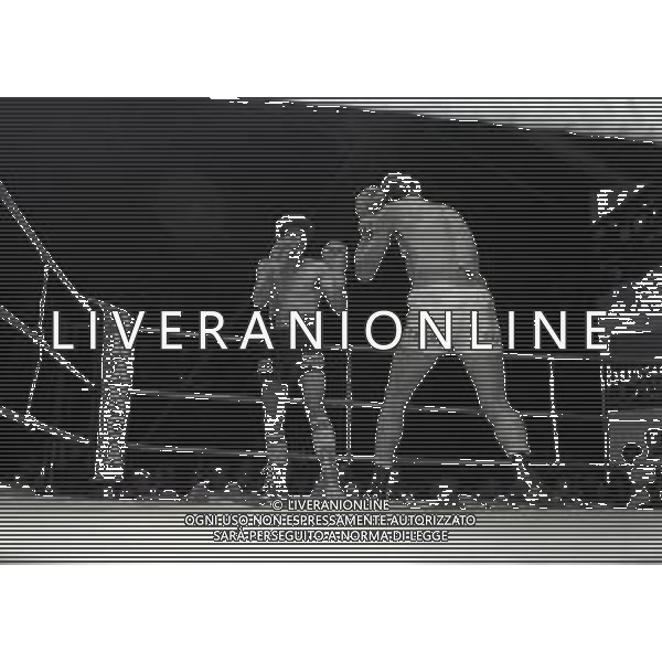 1981 LIDO DI CAMAIORE INCONTRO DI BOXE PATRIZIO OLIVA CONTRO PATRIZIO BURINI NELLA FOTO L\'INCONTRO DI BOXE TRA PATRZIO OLIVA E PATRIZIO BURINI AG ALDO LIVERANI SAS