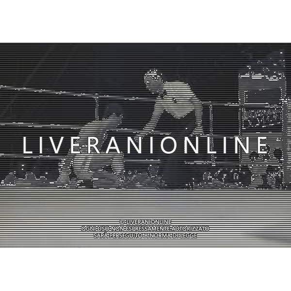 1981 LIDO DI CAMAIORE INCONTRO DI BOXE PATRIZIO OLIVA CONTRO PATRIZIO BURINI NELLA FOTO L\'INCONTRO DI BOXE TRA PATRZIO OLIVA E PATRIZIO BURINI AG ALDO LIVERANI SAS