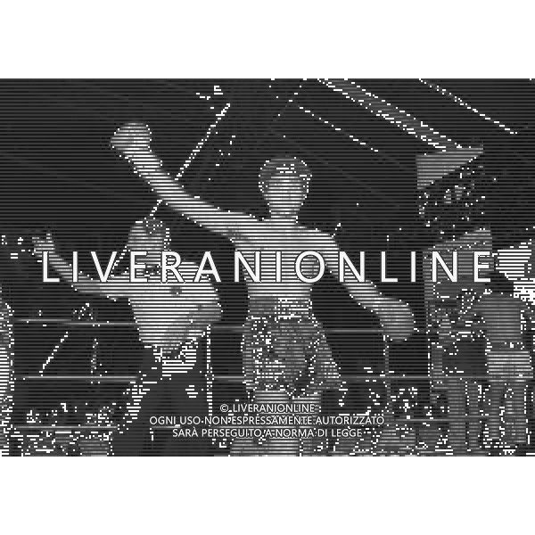 1981 LIDO DI CAMAIORE INCONTRO DI BOXE PATRIZIO OLIVA CONTRO PATRIZIO BURINI NELLA FOTO L\'INCONTRO DI BOXE TRA PATRZIO OLIVA E PATRIZIO BURINI AG ALDO LIVERANI SAS