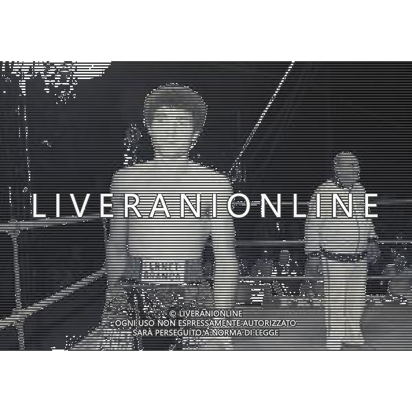 1981 LIDO DI CAMAIORE INCONTRO DI BOXE PATRIZIO OLIVA CONTRO PATRIZIO BURINI NELLA FOTO L\'INCONTRO DI BOXE TRA PATRZIO OLIVA E PATRIZIO BURINI AG ALDO LIVERANI SAS