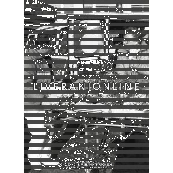 06-12-1990 CASALECCHIO DI RENO INCIDENTE AEREO JET MILITARE IN AVARIA PIOMBA SU UNA SCUOLA PROVOCANDO UNA STRAGE 12 ALUNNI MORTI E 30 FERITI NELLA FOTO ALCUNI FERITI SOCCORSI DOPO LA CADUTA DELL\'AEREO FOTO GIANNI SCHICCHI-AG ALDO LIVERANI SAS