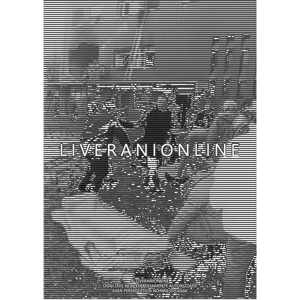 06-12-1990 CASALECCHIO DI RENO INCIDENTE AEREO JET MILITARE IN AVARIA PIOMBA SU UNA SCUOLA PROVOCANDO UNA STRAGE 12 ALUNNI MORTI E 30 FERITI NELLA FOTO ALCUNI FERITI SOCCORSI DOPO LA CADUTA DELL\'AEREO FOTO GIANNI SCHICCHI-AG ALDO LIVERANI SAS