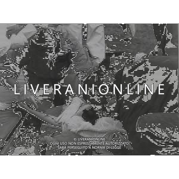 06-12-1990 CASALECCHIO DI RENO INCIDENTE AEREO JET MILITARE IN AVARIA PIOMBA SU UNA SCUOLA PROVOCANDO UNA STRAGE 12 ALUNNI MORTI E 30 FERITI NELLA FOTO ALCUNI FERITI SOCCORSI DOPO LA CADUTA DELL\'AEREO FOTO GIANNI SCHICCHI-AG ALDO LIVERANI SAS