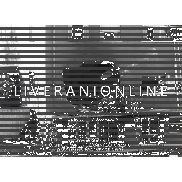 06-12-1990 CASALECCHIO DI RENO INCIDENTE AEREO JET MILITARE IN AVARIA PIOMBA SU UNA SCUOLA PROVOCANDO UNA STRAGE 12 ALUNNI MORTI E 30 FERITI NELLA FOTO LA SCUOLA DOVE E\' CADUTO L\'AEREO FOTO GIANNI SCHICCHI-AG ALDO LIVERANI SAS