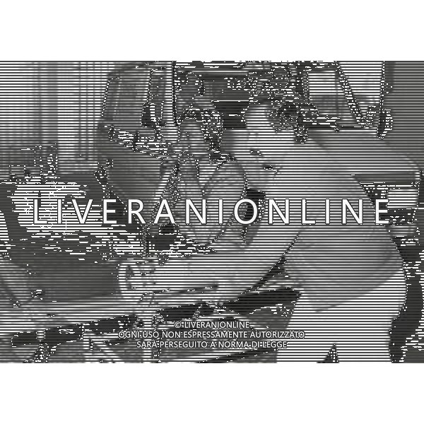 06-12-1990 CASALECCHIO DI RENO INCIDENTE AEREO JET MILITARE IN AVARIA PIOMBA SU UNA SCUOLA PROVOCANDO UNA STRAGE 12 ALUNNI MORTI E 30 FERITI NELLA FOTO ALCUNI FERITI SOCCORSI DOPO LA CADUTA DELL\'AEREO FOTO GIANNI SCHICCHI-AG ALDO LIVERANI SAS