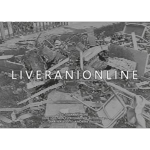 06-12-1990 CASALECCHIO DI RENO INCIDENTE AEREO JET MILITARE IN AVARIA PIOMBA SU UNA SCUOLA PROVOCANDO UNA STRAGE 12 ALUNNI MORTI E 30 FERITI NELLA FOTO LA SCUOLA DOVE E\' CADUTO L\'AEREO FOTO GIANNI SCHICCHI-AG ALDO LIVERANI SAS