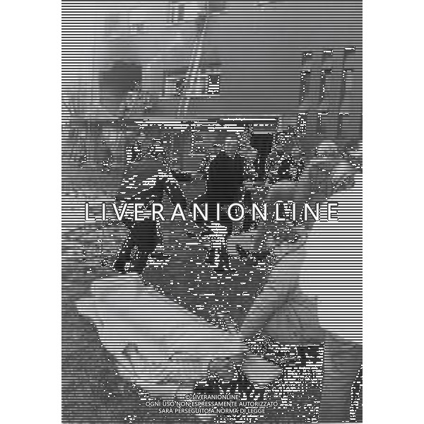 06-12-1990 CASALECCHIO DI RENO INCIDENTE AEREO JET MILITARE IN AVARIA PIOMBA SU UNA SCUOLA PROVOCANDO UNA STRAGE 12 ALUNNI MORTI E 30 FERITI NELLA FOTO ALCUNI FERITI SOCCORSI DOPO LA CADUTA DELL\'AEREO FOTO GIANNI SCHICCHI-AG ALDO LIVERANI SAS