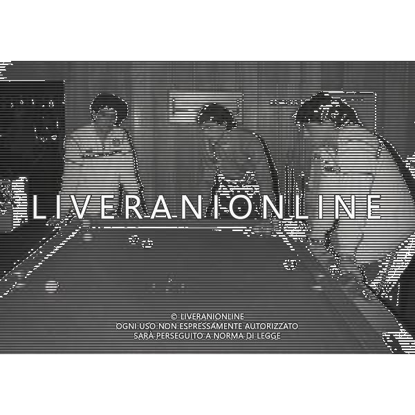 1987 APRILE MILANELLO RADUNO NAZIONALE DI CALCIO ITALIANA NELLA FOTO GIANFRANCO MATTEOLI-ROBERTO DONADONI E ROBERTO MANCINI GIOCANO A BIGLIARDO AG ALDO LIVERANI SAS