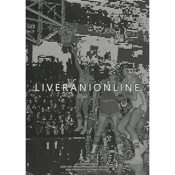 12-10-1975 MILANO CAMPIONATO DI BASKET SERIE A CINZANO MILANO-BRILL CAGLIARI 82-81 NELLA FOTO AZIONE DI GIOCO AG ALDO LIVERANI SAS