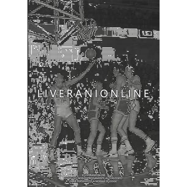 28-12-1975 MILANO CAMPIONATO DI BASKET SERIE A MOBILQUATTRO MILANO-MOBILGIRGI VARESE 93-102 NELLA FOTO AZIONE DI GIOCO AG ALDO LIVERANI SAS