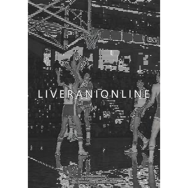 09-11-1975 MILANO CAMPIONATO DI BASKET SERIE A MOBILQUATTRO MILANO -IBP ROMA 89-88 NELLA FOTO AZIONE DI GIOCO AG ALDO LIVERANI SAS