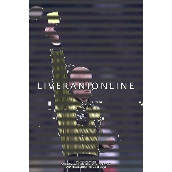 ROMA - MILAN 2001/ 2002 NELLA FOTO L\'ARBITRO PIERLUIGI COLLINA ESTRAE IL CARTELLINO GIALLO PER L\'AMMONIZIONE AGENZIA ALDO LIVERANI SAS