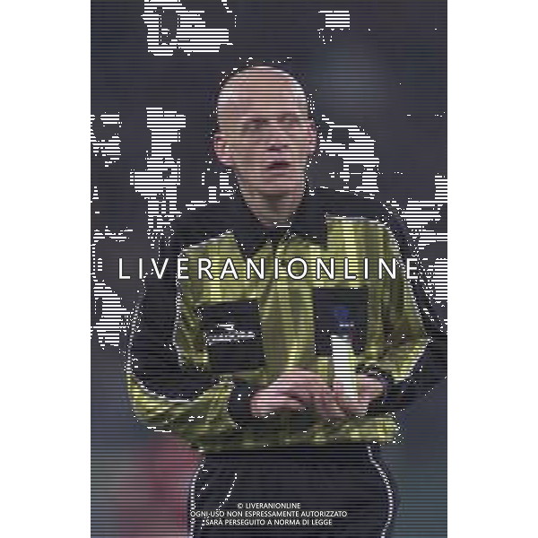 ROMA - MILAN 2001/ 2002 NELLA FOTO L\'ARBITRO PIERLUIGI COLLINA ESTRAE IL CARTELLINO GIALLO PER L\'AMMONIZIONE AGENZIA ALDO LIVERANI SAS