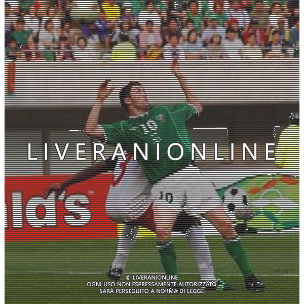 IRLANDA - CAMERUN NIIGATA (GIAPPONE) 01.06.2002 MONDIALI CALCIO 2002 NELLA FOTO KEANE OSTACOLATO DA WOME AGENZIA ALDO LIVERANI SAS