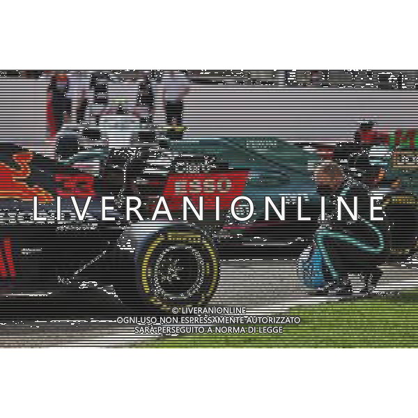 Valtteri Bottas (FIN) Mercedes AMG F1 looks at the Red Bull Racing RB16B. 12.03.2021. Formula 1 Testing, Sakhir, Bahrain, Day One. - www.xpbimages.com, EMail: requests@xpbimages.com © Copyright: Batchelor / XPB Images/ AGENZIA ALDO LIVERANI SAS - ITALY ONLY EDITORIAL USE ONLY