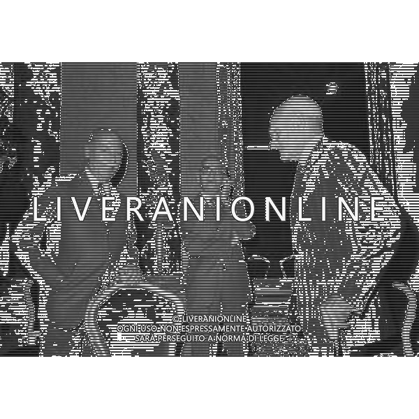 RETROSPETTIVA ALBERTO MORAVIA SCRITTORE NELLA FOTO ALBERTO MORAVIA VALENTINO BOMPIANI E GIULIANO GRAMIGNA NELL\'ANNO 1984 AL CIRCOLO DELLA STAMPA DI MILANO AG ALDO LIVERANI SAS