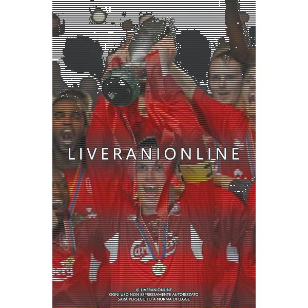 Montecarlo 26/08/2005 Finale Supercoppa Europea 2005 liverpool-cska mosca 3:1 nella foto carragher con la supercoppa europea durante la premiazione ph marco luzzani/ag aldo liverani s.a.s.